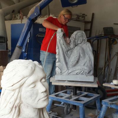 feine handwerkliche Arbeit an Skulptur Steinbildhauermeisterin Nicola Bohnen