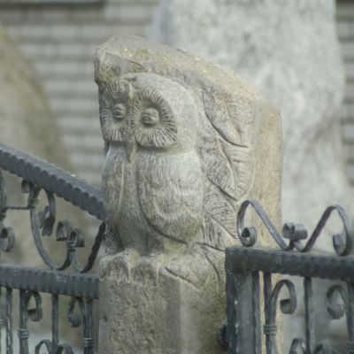 Eule Vollrelief an Basaltlava Säule aus Naturstein mit geschmiedetem Eisenzaun