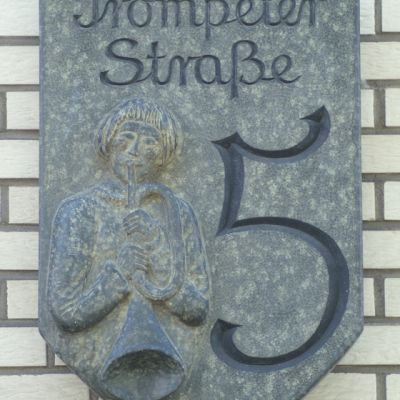 Tür Straßenschild Hausnummer Wappen aus Hessisch Olivin Diabas Naturstein mit Relief