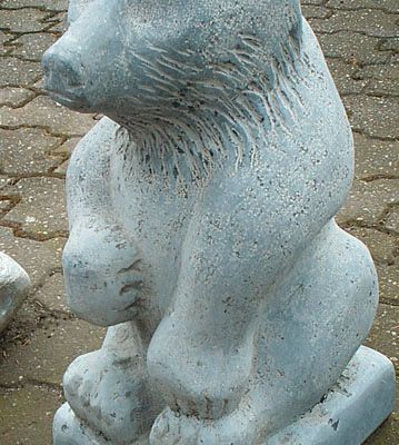 sitzender Bär aus Belgisch Granit in Bearbeitung
