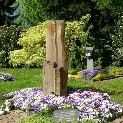 Basaltsäulenbündel Naturstein Grabmal