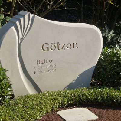 Grabstein Breitstein Doppelgrab aus Ocean Beige Kalkstein mit vergoldeter Schrift und Fächer Welle