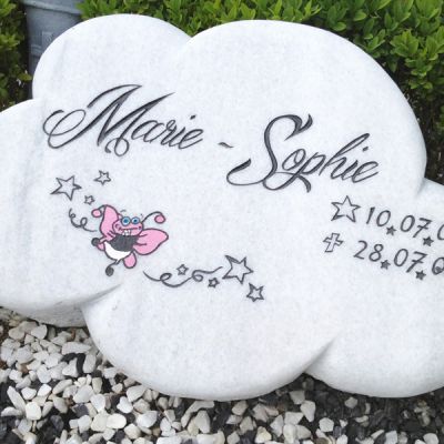 Kindergrabstein mit Marienkäfer als Wolke gearbeitet mit vertiefter Schrift aus weißem Marmor