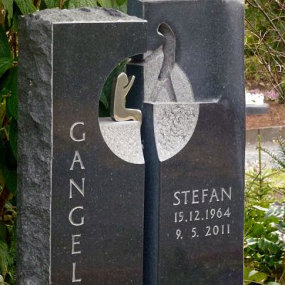 modernes Grabmal mit Edelstahl Figur Abschied geometrisch aus schwarzem Granit