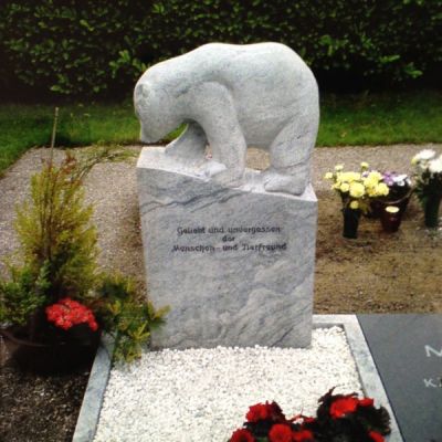 Urnengrab bildhauerisches Grabmal aus Wiskont White Granit mit Eisbär